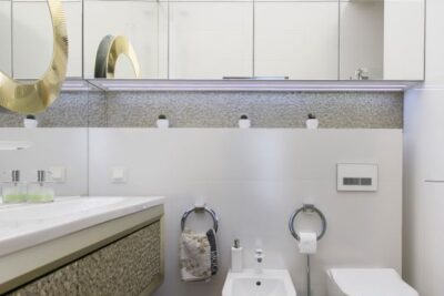 Aranżacja nowoczesnej łazienki z meblami na wymiar