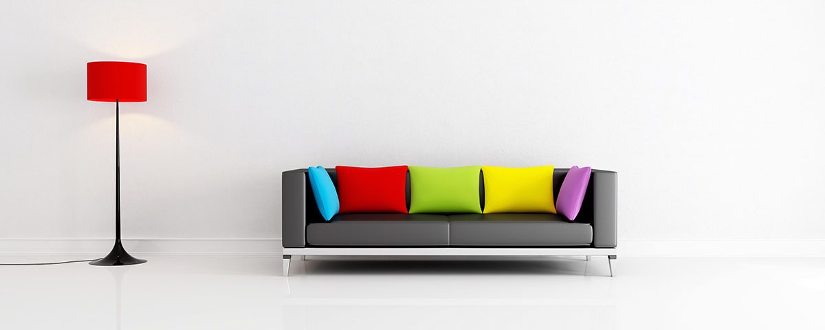 Sofa z kolorowymi poduszkami
