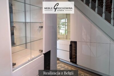 Zabudowa pod schodami w Belgii - realizacja firmy Meble Grochowina